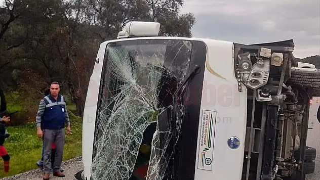 Sporcuları taşıyan minibüs devrildi 8 çocuk yaralandı...