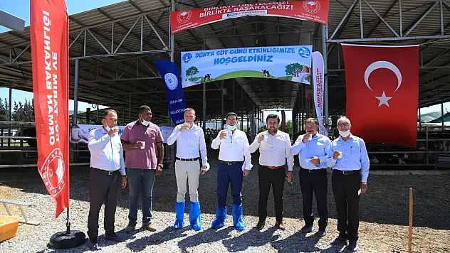 Protokol üyeleri 'Dünya Süt Günü' nedeniyle düzenlenen etkinlikte bir araya geldi