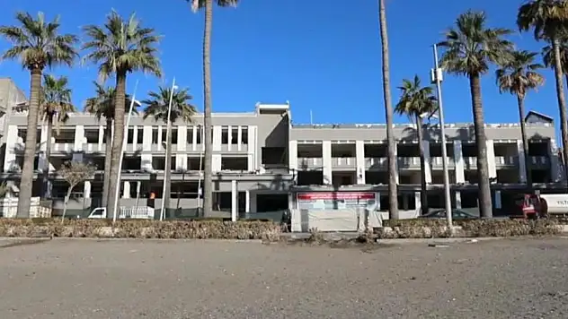 Riskli yapı olduğu tespit edilen Marmaris Belediyesi hizmet binası yıkıldı