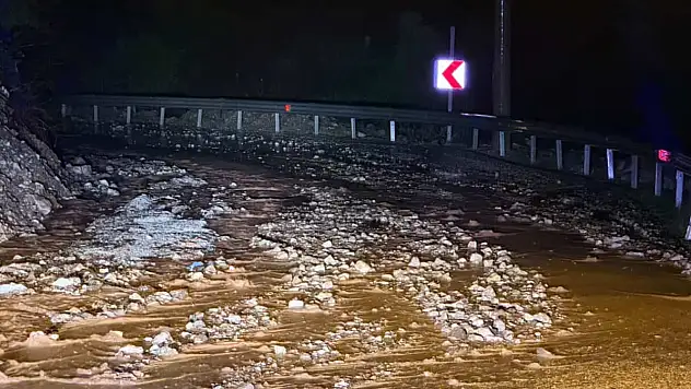 Sağanak yağış etkili oldu, yollar dereye döndü