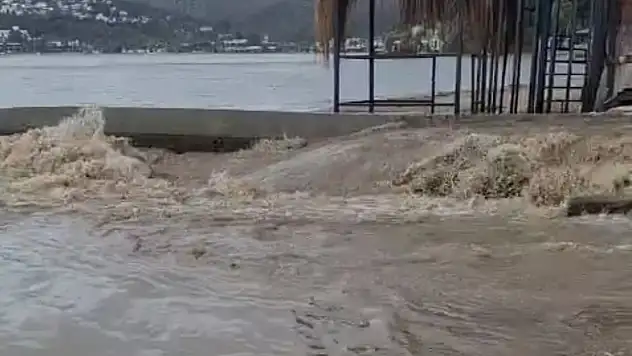 Sağanak yağış sonrası denizin rengi çamura döndü