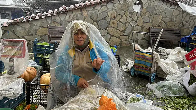 Sağanak yağış vatandaşlara zor anlar yaşatıyor