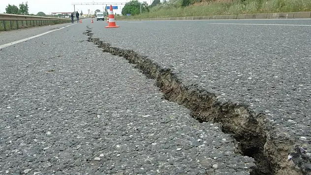 Sağanak Yağışın Etkili Olduğu Menteşe'de Yol Çöktü