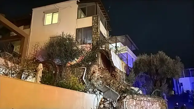 Sağanak yağışta istinat duvarı çöktü, 4 hane, 9 kişi tahliye edildi