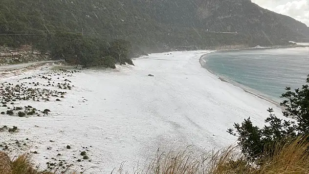 sahil dolu yağışıyla beyaza büründü
