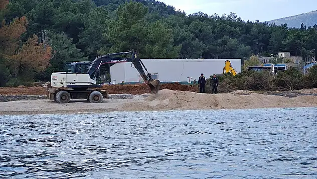 Sahile Dökülen Kum Kaldırıldı