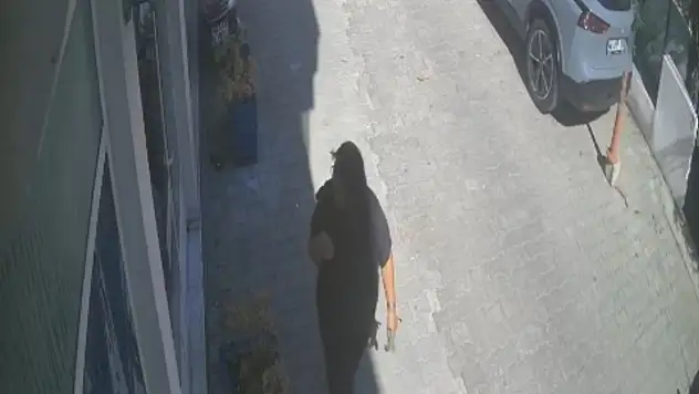 Saksıyı alan kadına esprili uyarı altını da alsaydın