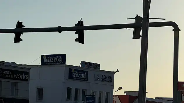 Sallanan Trafik Lambası Panik Yarattı !