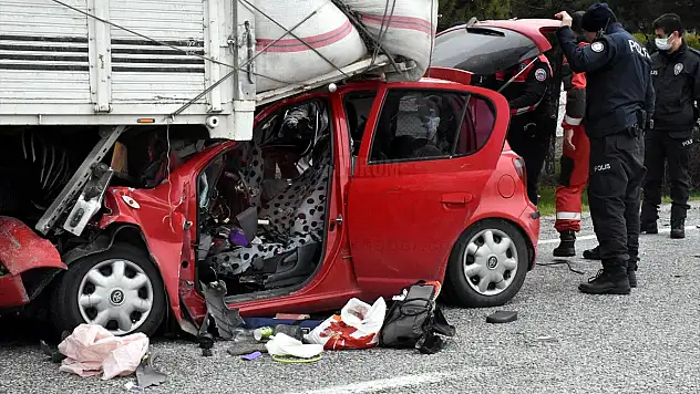 Saman Yüklü Kamyonun Altına Giren Otomobil Sürücüsü Ağır Yaralandı