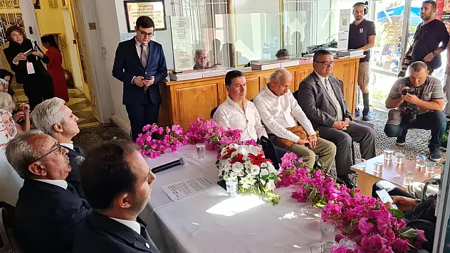 Sanat Güneşi Zeki Müren'in Evine Ziyaretçi Akını