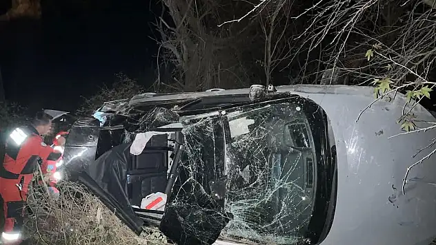 Şarampole yuvarlanan otomobildeki 3 kişi yaralandı