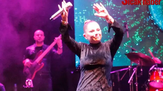 'Sarı Yaz Konseri'' Merve Özbey Bodrum Kalesi' nde Konser Verdi
