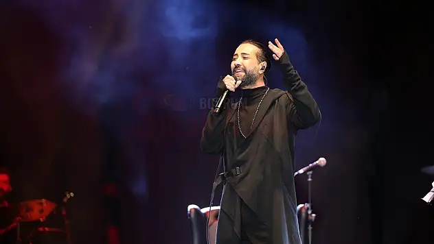 Şarkıcı Tan Taşcı, yılbaşı şenliği kapsamında Bodrum'da konser verdi