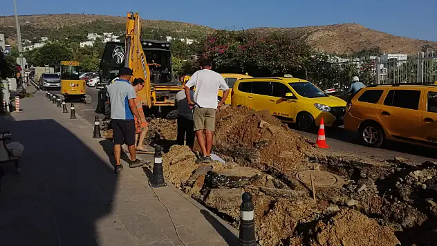 Şebeke hattı patladı depoyu su bastı !