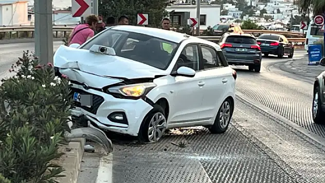 Şerit Değiştiren Araç Direğe Çarpıp Durdu