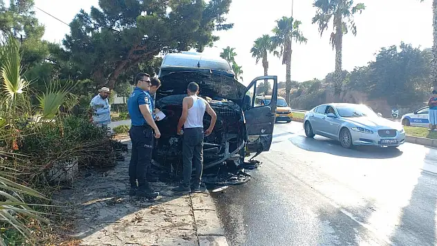 Servis Aracı Yolda Alev Alıp Yandı