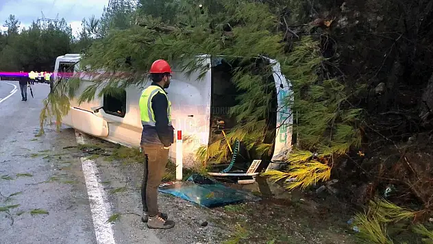 Servis Aracının Yaptığı Kazada 7 Kişi Yaralandı