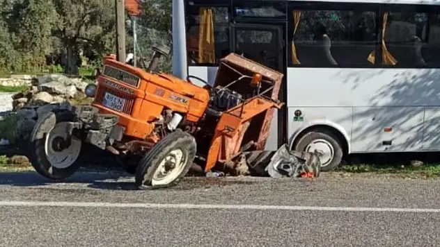 Servis Minibüsü Traktörle Çarpıştı 1Yaralı