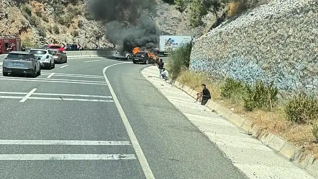 Seyir Halinde Yanan Araç Küle Döndü