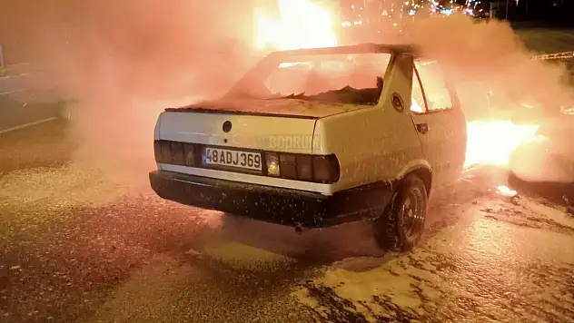 Seyir Halindeki Araç Alev Topuna Döndü