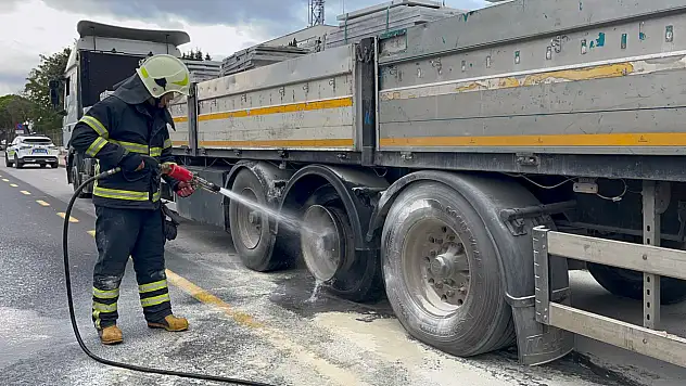 Seyir halindeki mermer yüklü tırın balataları yandı