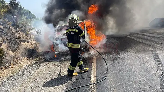 Seyir Halindeki Minibüs Alev Alev Yandı