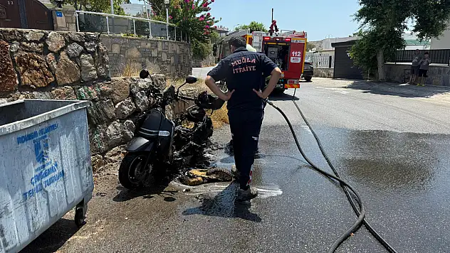 Seyir halindeki motosiklet alev aldı