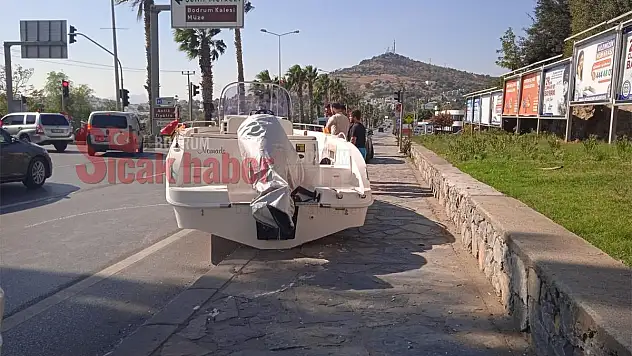 Seyir Halindeki Römorkundan Sürat Teknesi Yola Düştü