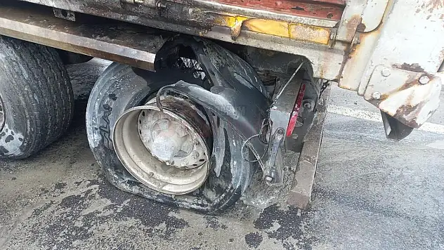 Seyir Halindeki Tırın Tekeri Alev aldı