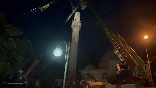 Şiddetli fırtına camiyi vurdu minare için acil müdahale