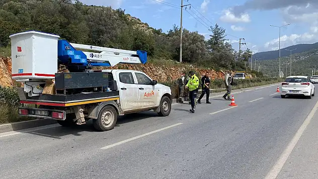 Şiddetli Rüzgar Elektrik Direğini Devirdi