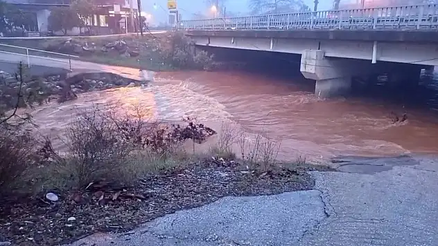 Şiddetli yağış dere taşkınına yol açtı