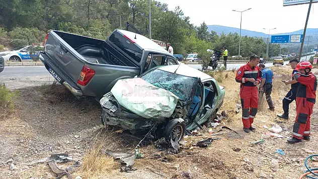 Sıkışan Sürücünün Saatler Sonunda Çıkarıldığı Kazada 2'si Ağır 3 Kişi Yaralandı