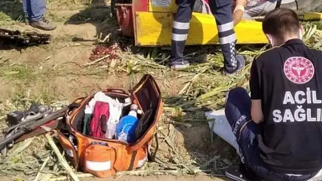 Silaj makinesine elini kaptırdı, parmakları koptu