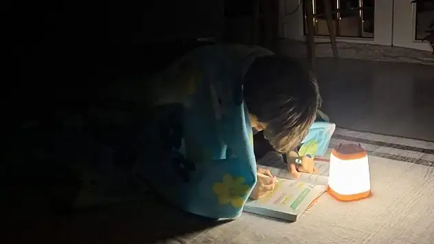 Soğukta elektrik kesintisi isyanı çocuklar battaniyeyle ders başında