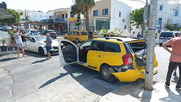 Son Sürat Gelip Taksiye Çarptı Kazada 1 Kişi Yaralandı