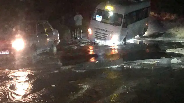 Su Hat Patladı, Minibüs Yolcuları ile İçinde Mahsur Kaldı