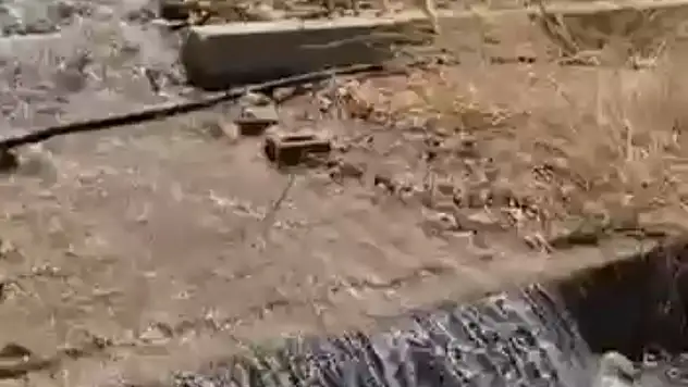 Su hattı patladı! Binlerce litre su boşa aktı!