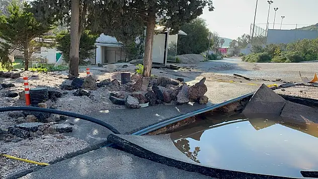 Su Hattı Patladı Çevreyi Su Bastı