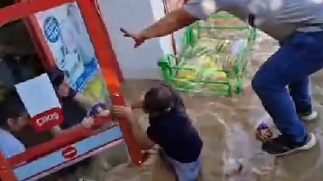 Su Hattı Patladı Vatandaşlar Süpermarkette Mahsur Kaldı
