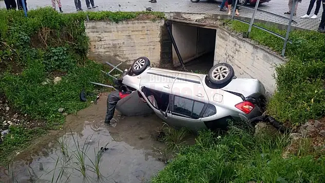Su Kanalına Devrilen Otomobildeki İki Kişi Yaralandı