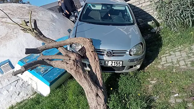 Su Sarnıcının Üzerine Düşen Araç Sürücüsü Yaralandı