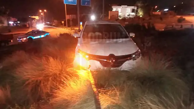 Süratli Gelen Araç Ortakent Döner Kavşakta Kaza Yaptı