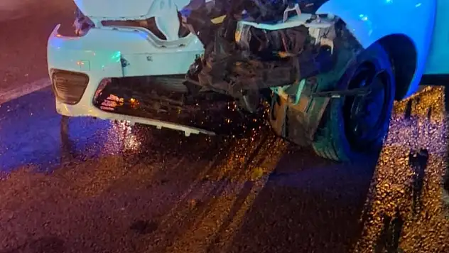 Sürücü direğe çarptı araç hurdaya döndü