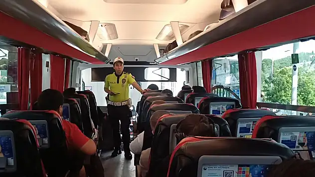 Sürücü ve yolculara emniyet kemeri uyarısı