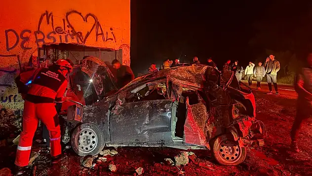 Takla atan araç elektrik trafosuna girdi 2 yaralı