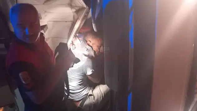 Takla Atan Araçta Sıkışıp Yardım Bekledi