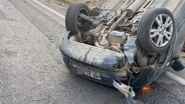 Takla Atan Otomobil Ambulansa Çarptı: 4 Kişi Yaralandı