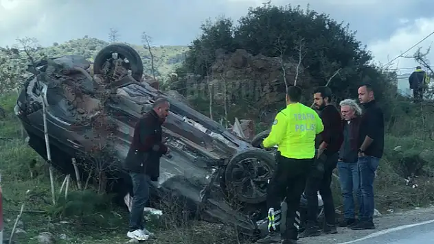 Takla Atıp Yan Yatan Otomobilde Bulunan 2 Kişi Yaralandı