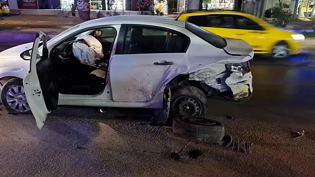 Taksi ile Otomobil Çarpıştı Kazada 1 Turist Yaralandı
